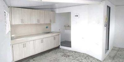 Se arrienda acogedor apartaestudio en Medellín, ubicado en una zona altamente valorizada, cerca al Éxito de Laureles, con fácil acceso a transporte público, comercios, restaurantes y universidades. Ideal para quienes buscan comodidad, ubicación y un espacio práctico para vivir o trabajar.

 

El inmueble cuenta con una habitación amplia con clóset, un baño cómodo y funcional, cocina sencilla perfecta para quienes disfrutan de la practicidad, y un ventanal que aporta excelente iluminación y ventilación natural, creando un ambiente cálido y tranquilo. Está situado en el cuarto piso, con piso en cerámica de fácil limpieza y mantenimiento.

 

El apartaestudio pertenece a un estrato 5, con red de gas por pipeta, y un área aproximada de 30 m², aprovechada al máximo para brindar confort en cada rincón. Es una excelente opción para profesionales, estudiantes o parejas que buscan un espacio moderno y bien ubicado en el corazón de Laureles.

CODIGO R16849
