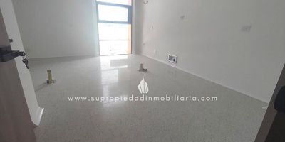 Consultorio en arriendo en San Diego, El Poblado.

Estrena este moderno consultorio médico de 38 m², ideal para profesionales de la salud o servicios afines. Cuenta con dos ambientes: recepción y área de consulta, además de un baño privado y parqueadero cubierto sencillo. Ubicado en un sector estratégico con excelente conectividad sobre la Avenida El Poblado, cerca de Premium Plaza y Centro Comercial San Diego, con fácil acceso por Las Palmas y La 33. El edificio ofrece portería 24 horas, ascensor, CCTV y parqueadero para visitantes, garantizando comodidad y seguridad para tus pacientes. Perfecto para iniciar o expandir tu práctica profesional en una zona de alta mixtura y flujo comercial.
Nota: al valor publicado se debe adicionar el IVA.
¡Agenda tu visita hoy y dale vida a tu nuevo espacio de trabajo!
Contáctanos.