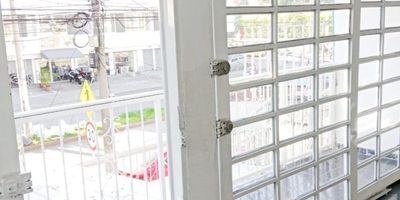 Se alquila apartamento segundo piso ubicado en la Base, diagonal a la Base Aérea. consta de: Sala-comedor,  4 alcobas, 2 con closet, hall de alcobas, cocina sencilla, baño social, zona de oficios y parqueadero para una moto. VALOR DEL CANON: $1.250.000. Para más información comuníquese al PBX (602) 5532727 o al 315 5019033