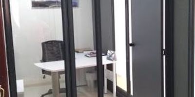 Oficina en arriendo amplia, iluminada, en calle cerrada cerca al parque de la 93, remodelada, al mejor precio por metro cuadrado, cuenta con 5 espacios de trabajo con divisiones en vidrio, 3 baños, zona de cafetería, 25 puestos de trabajo, cableado red, ascensor, 3 garajes, y vigilancia las 24 horas.