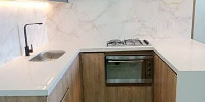 Este acogedor apartamento de 2 habitaciones, 2 baños Y 2 closet, ofrece un espacio ideal para la comodidad y el bienestar familiar. Cuenta con una moderna cocina integral perfectamente integrada a la zona social, zona de ropas independiente, y una amplia sala-comedor que brinda un ambiente cálido y funcional. Los pisos en cerámica aportan elegancia y confort en cada rincón del hogar. Además, el inmueble incluye parqueadero, lo que garantiza mayor comodidad y seguridad  e incluye administración. Este hermoso apartamento se encuentra en una excelente ubicación, sobre la vía Marinilla - Rionegro, lo que permite un fácil acceso a zonas comerciales, educativas y recreativas se convierte en una opción ideal para quienes buscan comodidad, tranquilidad y cercanía a puntos de interés. Su entorno residencial ofrece un ambiente seguro y agradable, perfecto para disfrutar en familia