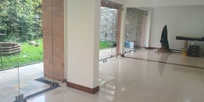 Casa en arriendo en unidad cerrada con acceso desde la principal, cerca a centros comerciales, rutas de transporte público, supermercados, restaurantes y servicios complementarios. 2 niveles, piso en granito, puerta de seguridad, sala y comedor independiente, estudio, estar de TV, 4 alcobas con vestier y baño en la principal, baño social, para un total de 4 baños, tina, cocina integral cerrada, alcoba y baño de servicio, zona de ropas, terraza, útil y parqueaderos lineales cubiertos. Conjunto cerrado con salón social, parques infantiles, zonas verdes, vigilancia y portería 24 horas y circuito cerrado de TV.inmuebles sujetos a verificacion de disponibilidad
