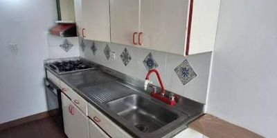 Apartamento 5 piso sin ascensor  de 55 metros aproximadamente ubicado en la loma de los Bernal el cual cuenta con, 2 habitaciones, 2 closet, 1 baños, sala comedor, cocina integral, red de gas, zona de ropas, calentador a gas, ventanal, piso en granito. En unidad cerrada con portería 24 horas, parqueadero descubierto, zonas verdes, piscina, gimnasio, salón social.