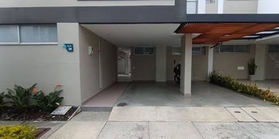 ¡Vive en el corazón de Llanogrande! Te ofrecemos esta hermosa casa en arriendo con características que te encantarán:

