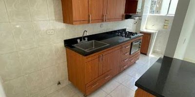 Apartamento en renta  Barrio Calasanz, Medellín Área aproximada 80 m Distribución 3 habitaciones 3 closets 2 baños Cocina integral Red de gas Calentador Zona de ropas Piso en cerámica Balcón y ventanal Unidad cerrada con parqueadero privado, ubicada en Calasanz, un sector residencial, tranquilo y con excelente acceso a transporte público, colegios y zonas comerciales. Ideal para familias que buscan comodidad y buena ubicación.
