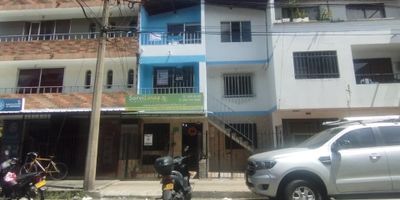 Sala Comedor 2 Closet Cocina integral con gabinetes Patio Baños sencillos Piso en baldosa Red de gas Calentador electrico 2 Mirador Maximo 6 personas Se permitetener una mascota En el antejardin se puede colocar 1 moto