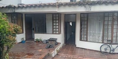 Magnifica casa en Niza Norte de 266 metros de área construida y 399 de área privada, espaciosa e iluminada, dos plantas con 4 alcobas, 3 con su closet y un estudio, sala comedor en un mismo espacio, 5 baños, cocina cerrada, jardinera central, patio interior de ropas, cuarto y baño del servicio, patio interior, antejardín con fuente y zonas verdes. 2 parqueaderos. Casa ubicada cerca de la Boyacá y Calle 127, cerca del CC Bulevar Niza, CC Niza, Éxito Niza, zonas verdes, parques, supermercados, droguerías, y otro tipo de comercio de interés. Excelente transporte publico al rededor.