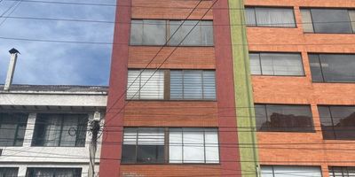 Apartamento en arriendo ubicado en tercer piso con ascensor, amoblado, cuenta con dos habitaciones, tres closets, dos baños, espacio de sala comedor, cocina integral a gas, zona de lavandería, calentador a gas, un garaje cubierto independiente, el apartamento tiene vista interior, pero con muy buena iluminación natural, tiene cortinas.


“Cuota de administración vigente. Importante: este valor tendrá aumento desde enero de 2026.”