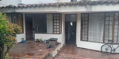 Magnifica casa en Niza Norte de 266 metros de área construida y 399 de área privada, espaciosa e iluminada, dos plantas con 4 alcobas, 3 con su closet y un estudio, sala comedor en un mismo espacio, 5 baños, cocina cerrada, jardinera central, patio interior de ropas, cuarto y baño del servicio, patio interior, antejardín con fuente y zonas verdes. 2 parqueaderos. Casa ubicada cerca de la Boyacá y Calle 127, cerca del CC Bulevar Niza, CC Niza, Éxito Niza, zonas verdes, parques, supermercados, droguerías, y otro tipo de comercio de interés. Excelente transporte publico al rededor.