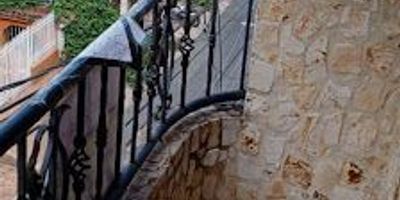 Apartamento de 90 mts aprox, 3 alcobas,2 closets, salón comedor, 2 baños, balcón, cocina integral, red de gas, zona de ropas, pisos en Cerámica.
CERCA DE SAN LEOPOLDO IGLESIA