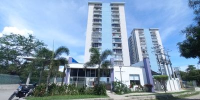 Código interno 13888  Apartamento en arriendo, ubicado en zona de desarrollo de la Ciudad, cerca de Avenida Mirolindo, en el sector encontramos: Centro Recreacional Comfenalco, Casa de la moneda, Restaurantes, Panaderías, transitan las siguientes rutas: 35, 18, 6, 43,28 cómodas vías de acceso. El inmueble se encuentra distribuido así: Sala comedor, tres habitaciones, (una con closet), la principal con baño, cocina semiintegral, baño, zona de ropas, parquedero cubierto. El conjunto cuenta: Vigilancia las 24 horas,  ascensor, recepción, parque infantil, biosaludable, cancha sintéticas, piscina. El valor de la administracion $143.000