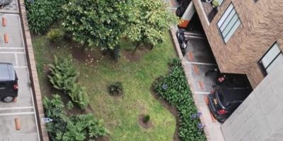 Aparta estudio de 32M2, esta propiedad ofrece un ambiente acogedor y funcional. La distribución inteligente de sus espacios permite disfrutar de una habitación amplia con balcón tipo loft, closet empotrado, cocina integral eléctrica, calentador eléctrico (Por su calidad son ahorradores de energía), un baño completo con división de vidrio templado, iluminación natural y un parqueadero. Cuenta con una ubicación privilegiada en conjunto cerrado. El conjunto tiene terraza con vista 360 grados a la ciudad, zona de BBQ, parque para niños, sala de cine al aire libre, bicicletero, Gimnasio, salón de juegos, salón de eventos. Vivir en este lugar único que combina confort y ubicación privilegiada. ¡Haz de este aparta estudio tu nuevo hogar! Contáctanos y agenda una cita¡