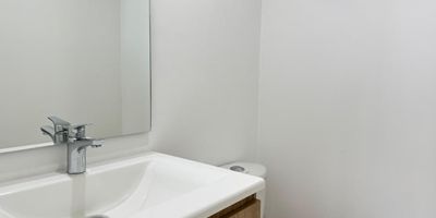 Consultorio en arriendo en torre medica de especialistas, cuenta con una ubicación estratégica sobre via principal, con conexion desde la estacion del metro, rutas de transporte publico y fácil acceso a gran variedad de servicios complementarios del sector. Cuenta con piso en granito, 2 espacios, baño privado, cableado de red, techo en cielo raso, aire acondicionado privado, diivsiones en Drywall, área de procedimientos, área de recepción y parqueadero independiente cubierto.  La unidad cuenta con ascensor, auditorio, bahía de parqueo, parking visitantes con costo, baños comunales, planta eléctrica, vigilancia y porteria 24 horas, citofonía y circuito cerrado de tv. La Unidad cuenta con vigilancia y portería 12 horas.   Inmueble sujeto a verificación de disponibilidad.