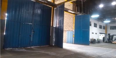 Bodega en arriendo de 6.000 m² ubicada en el sector Los Naranjos – Itagüí.
Cuenta con KVA 1.000, puerta tipo contenedor, piso reforzado de alta resistencia, oficinas administrativas y 10 baños.

Excelente distribución y altura, ideal para centros de acopio, almacenamiento o procesos industriales.

Ubicada en zona estratégica de Itagüí, con fáciles vías de acceso para transporte pesado.

? ¡Oportunidad ideal para tu operación logística o industrial!
