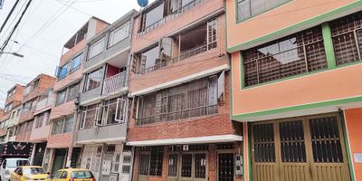 Excelente Oportunidad Casa de cuatro niveles ideal para inversión o vivienda familiar.  actualmente rentando cada apartamento. Está ubicada cerca al parque Cañizares, y con fácil acceso a la Av. Agoberto Mejía y la Av. Villavicencio. El primer piso cuenta con un apartamento, garaje cubierto, sala comedor en un solo ambiente, dos alcobas, un baño, cocina convencional y zona de ropas. Segundo piso un apartamento de tres alcobas, sala comedor, un baño, cocina sencilla y zona de ropas. Tercer piso apartamento de tres alcobas, sala comedor, un baño, cocina sencilla y zona de ropas. Cuarto piso apartamento de tres alcobas, un baño cocina sencilla y zona de ropas. La propiedad se encuentra en excelente estado, con buena iluminación y fácil acceso al transporte público. Valor negociable.
