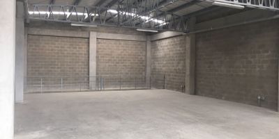 Bodega ubicada en Itagui, en una estrategica zona industrial, ideal para empresas de logistica, almacenamiento o produccion. Se encuentra cerca de avenidas principales que facilitan el acceso y la movilidad, asi como a pocos minutos del reconocido Centro de la Moda y del area comercial. Su entorno empresarial y conectividad la convierten en una excelente opcion para potenciar operaciones y distribucion en el sur del Valle de Aburra Canon $17.800.000 IVA $3.382.000 Administracion N/A 