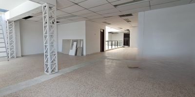 Buscas local en arriendo en el centro de Pereira ?Tenemos esta excelente opcion, Se arrienda amplio local comercial de 250 metros cuadrados, ubicado en un cuarto piso de un moderno edificio con ascensor incluido, a solo media cuadra del Parque Simon Bolivar, cerca del comercio y zonas de interes de Pereira, Su excelente ubicacion garantiza alto flujo peatonal y vehicular, ideal para oficinas, academias, centros de entrenamiento, consultorios o instituciones educativas. El espacio cuenta con excelente iluminacion natural, ventilacion, pisos en ceramica, banos, zona de recepcion y posibilidad de adecuacion segun la necesidad del arrendatario. Acceso facil por escaleras y ascensor. Oportunidad unica para establecer su negocio en una de las zonas mas estrategicas y dinamicas de la ciudad. No esperes mas comunicate con nosotros.