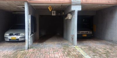 Apartamento dúplex en venta  de 3 habitaciones quinto piso tiene Sala comedor , dos baños sin ascensor con parqueadero cerca a la clínica  cardio infantil conjunto cerrado a dos cuadras de la 7ma, excelentes vías, transporte esta es la oportunidad que usted  y su familia  anda buscando agenda tu cita.