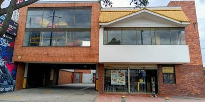 Local comercial esquinero en el Barrio Castilla. Área lote de 460 m y construida de 455 m. Dos frentes sobre avenidas principales, avenida Boyacá y Calle 9. Excelente acceso a transporte público, ubicación estratégica ideal para proyectos comerciales, institucionales o de vivienda. Alta valorización y excelente visibilidad ya que se encuentra frente a la entrada principal de la antigua fábrica de Bavaria que próximamente será un complejo de vivienda