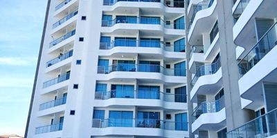 Este hermoso apartamento para alquiler se encuentra ubicado en la ciudad de Santa Marta, Sector Rodadero Sur. El apartamento cuenta con 2 alcobas con clósets en cada una, ideales para familias pequeñas o parejas, 2 baños completos con acabados modernos, cocina tipo americano y elegante. Las dobles ventanas permiten una excelente iluminación y ventilación. Además, cuenta con 1 garaje privado para que puedas estacionar tu vehículo de manera segura y cómoda. También cuenta con un agradable balcón, perfecto para relajarse y disfrutar de las vistas del sector.  En cuanto a sus características externas, el edificio cuenta con un área social que incluye ascensor, jacuzzi, sauna, turco y piscina para que puedas relajarte y disfrutar de todas las comodidades posibles. Cuenta con sistema de vigilancia, garantizando la seguridad de sus residentes  ¡No pierdas la oportunidad de vivir en este hermoso apartamento rodeado de comodidades y en una de las mejores zonas de Santa Marta!