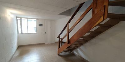 Se arrienda hermosa casa de tres niveles con un area de 140 m, ubicada en el sector de Guayabal. En ella podras disfrutar de espacios amplios, comodos y luminosos, distribuidos en 3 habitaciones con closet, 3 banos, sala de estar, sala-comedor, cocina integral, zona de ropas y parqueadero. La urbanizacion ofrece amplias zonas verdes, parque infantil y porteria 24 horas para mayor seguridad y tranquilidad. Su excelente ubicacion permite facil acceso al aeropuerto Olaya Herrera, Comfenalco Parque Recreacional, Parque de la Conservacion, Institucion Educativa Santos Angeles Custodios, locales comerciales y vias principales, ademas de contar con buen servicio de transporte publico y rutas integradas.