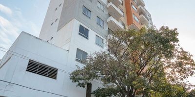 Se vende apartamento en excelente sector, con área de 63 m2, ubicado en el sector los olivos, piso alto, con balcón y vista panorámica a la ciudad, cerca a la Av. Libertador, complejos deportivos, supermercados, colegios y universidades. El inmueble cuenta con amplios espacios, excelente ventilación, cosnta de dos alcobas con baño interno y closet cada una y sus aires acondicionados marca Samsung, cocina integral, en zona de labores lavadora, sala comedor, terraza. 9295064