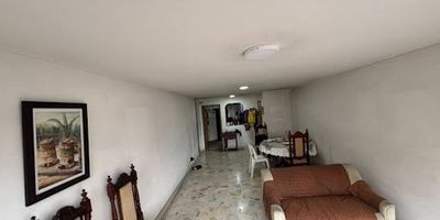 Se arrienda apartamento en el centro, con excelente ubicación. A pocos pasos del Hospital San Jorge, parques, restaurantes, comercio y transporte público. Ideal para quienes buscan comodidad, cercanía y calidad de vida. Cerca de todo lo que necesitas. Contáctanos para más información o agendar tu visita.