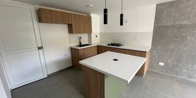 Apartamento en ARRIENDO de 2 habitaciones con closet, 2 baños completos, salon comedor, cocina integral, zona de ropas.