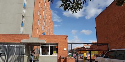 62 metros cuadrados excelentemente distribuidos, 3 habitaciones con closets empotrados en madera Habitacion principal con baño privado y vestier
2 banos completos con ventilacion natural y acabados modernos, Sala acogedora comedor iluminado Zona de estudio ideal para home office o tareas escolares Cocina funcional lista para tus mejores recetas Zona de lavanderia independiente 2do piso con excelente vista ️ Estrato 3