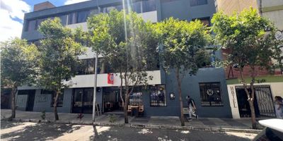 Se vende un impresionante edificio, ubicado en Medellín, la ciudad más próspera de Colombia. La propiedad se encuentra en el prestigioso estado de Antioquia, conocido por su belleza natural y su fuerte economía. Con un área total de 896 M2, este edificio es una oportunidad única para los inversionistas que desean formar parte del crecimiento y desarrollo de Medellín.

El edificio cuenta con una impresionante área construida de 896 M2, con cada detalle cuidadosamente diseñado para ofrecer comodidad y funcionalidad. Todas las 24 alcobas están bien distribuidas, creando espacios privados de 896 M2 para cada residente. Cada alcoba cuenta con agua y baño auxiliar, y la habitación principal incluye baño privado y clósets espaciosos.

La cocina está totalmente equipada, con todos los electrodomésticos necesarios para crear deliciosas comidas y servir a los invitados en la zona social. Además, el edificio está conectado a servicios de electricidad y gas domiciliario para mayor comodidad y eficiencia.

Una excelente característica de este edificio es su zona de lavandería, que hace que el cuidado de la ropa sea fácil y accesible. También cuenta con una habitación de servicio que puede utilizarse para alojamiento de turismo o como espacio para el personal.

El edificio está ubicado en una zona de alta demanda, con acceso pavimentado y una excelente área social. Los centros comerciales están a poca distancia, lo que facilita las compras y el entretenimiento. Además, está cerca de la zona urbana y de colegios / universidades de alto prestigio, lo que lo convierte en una excelente opción para familias.

La propiedad está rodeada de hermosos parques y está situada en una vía principal, lo que garantiza una fácil conexión con el transporte público. También se encuentra en una zona comercial, llena de restaurantes y atracciones turísticas, lo que garantiza un flujo constante de visitantes y una alta rentabilidad para los propietarios. ¡No pierd