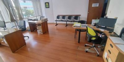 Moderna oficina de 42 m², ubicada en el edificio Seguros Bolívar. Cuenta con baño privado, servicios y administración incluidos, y no paga IVA. Dispone de piso en madera laminada, se encuentra en obra blanca y ofrece excelente iluminación natural.
¡Contáctanos para más información o para agendar una visita!  Info JAIRO OCHOA PROPIEDAD RAIZ 6044486003 - 3182066519