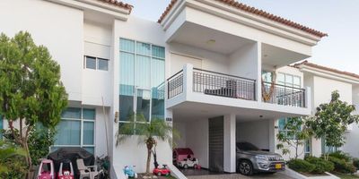 Te presentamos esta espectacular casa disponible para la venta, ideal para familias que buscan un ambiente agradables en un sector prestigioso de la ciudad Rodadero Reservado.  Esta casa ofrece un área terreno de 113 metros cuadrados, una área construida de 130 metros cuadrados y un área privada de 129 metros cuardrados. Cuenta con 3 alcobas, 4 baños, 1 garaje y tiene diferentes características internas y externas que la hacen una excelente opción para vivir. En el interior de esta casa tendrás la comodidad de aire acondicionado, balcón, baño en habitación principal, biblioteca/estudio, cocina integral, depósito, despensa, hall de alcobas y zona de lavandería. Mientras que en el exterior existen diferentes espacios para disfrutar, descansar y relajarse. Estas áreas incluyen dos piscina, adultos y niños, dos jacuziz, sauna, turco, gimnasio, salón social, terraza circuito cerrado de tv, jardín, recepción, urbanización cerrada, vigilancia, zona infantil,  espacios que hacen de esta propiedad una excelente opción para vivir.. Esta es una oportunidad única para disfrutar de los beneficios y de los encantos que ofrece esta casa ubicada en Santa Marta. ¡No deje pasar esta gran oportunidad!