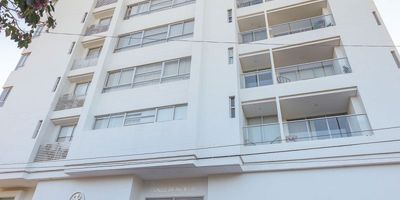 ¡Tu nuevo hogar te espera! Apartamento en venta ubicado en el sector de Bavaria con excelente conectividad y todo lo que necesitas a pocos pasos: centros comerciales, supermercados, colegios, y a tan solo minutos del Centro Histórico y la Bahía de Santa Marta. Además, cuenta con fácil acceso al transporte público. El apartamento ofrece una distribución cómoda y funcional: Sala - comedor amplia y luminosa, cocina integral, zona de labores, habitación de servicio con baño privado, estudio y baño social. Cuenta con tres habitaciones, cada una con baño interno y clósets. El apartamento incluye un parqueadero y dos depósitos. El edificio brinda una excelente calidad de vida con zonas comunes ideales para disfrutar en familia: piscina. gimnasio, BBQ, parqueadero y vigilancia 24/7 entre otras zonas.  ¡Una oportunidad única para vivir o invertir en una de las zonas con mayor tradición de la ciudad!