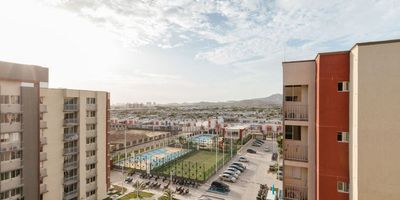 Apartamento de Oportunidad Para Arriendo En conjunto Venecia Residencial, ubicado en uno de los sectores de mayor crecimiento de la ciudad, a pocos minutos de la terminal de transporte y centro comercial Buenavista.  El inmueble consta de sala, comedor, cocina, zona de labores, habitación principal con baño interno, dos habitaciones auxiliares,baño auxiliar. y parqueadero de uso comun. El conjunto cuenta con vigilancia las 24 horas, salón social, piscina, parqueadero comunal, ascensores, parque infantil, gimnasio, salón de juego y cancha de futbol. Contactanos!!