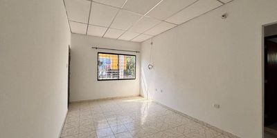 Disponible apartamento para arriendo, sobre avenida principal, lo que permite fácil acceso al transporte público, restaurantes, centros comerciales, colegios y clínicas.  El inmueble consta de sala - comedor, cocina, dos alcobas de buen tamaño, un baño auxiliar y zona de lavandería. El apartamento esta en un segundo piso.