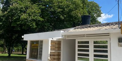 Casa barrio carulu de un nivel consta de sala comedor cocina semi integral patio con subterraneo 3 alcobas y 2 baños