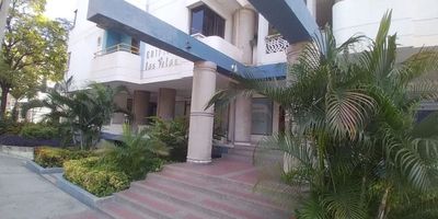 ¡Oportunidad de Venta en Bavaria, Santa Marta! Ubicación Estratégica: Situado sobre vía principal como lo es la Avenida del Río, este apartamento se encuentra en una ubicación privilegiada. A solo 5 minutos del centro, con fácil acceso a la salida hacia el Rodadero y la playa. La zona está rodeada de todas las comodidades que puedas necesitar: pizzerías, bares, restaurantes, centros de belleza, Dollar City, D1, iglesias, parques y más. Características del Apartamento:  2 Habitaciones: Perfectas para familias o para quienes buscan espacio adicional. La habitación principal cuenta con baño privado y un amplio closet. Adicional encontrarás una habitación que puede ser de servicio, estudio o deposito, con baño interno. Distribución Funcional: Al entrar, encuentras un hermoso espacio ideal para tu plantas y/o decoración, luego la cocina, la sala-comedor.  Zona de Labores: Ubicada al lado de la cocina y de la habitación de servicio, facilitando las tareas diarias. No pierdas ésta gran oportunidad de vivir en espacios amplios, en zona segura y central.