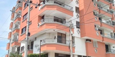 Apartamento en venta en uno de los sectores más exclusivos de la ciudad de Santa Marta. Cerca al polideportivo, clínicas, supermercados, restaurantes, centros comerciales, entre otros. El apartamento consta de sala, balcón, comedor, cocina, área de labores, habitacion de servicio con baño. Cuenta con 3 habitaciones, la habitación principal con baño interno y un baño auxiliar completo para el uso de las 2 alcobas. A demás tiene un parqueadero de uso exclusivo. Para la seguridad de tu familia se encuentra la recepción y vigilancia 24 horas. 8158057