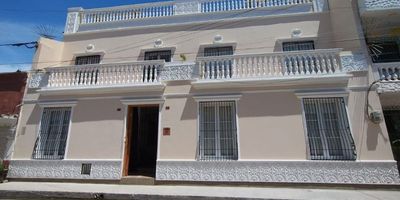 ¡Bienvenido al Corazón del Centro Histórico de Santa Marta ! Descubre la oportunidad de estrenar un moderno apartamento amoblado en una magnífica propiedad de 9 unidades de apartamentos elegantes y cómodos, con un toque de alta sofisticación. La copropiedad, en su área de esparcimiento, ofrece amenidades exclusivas como piscina, área de BBQ y zona de solárium, todo en un ambiente sofisticado y moderno. Con un área de 49.50m2, este apartament3 cuenta con una sala acogedora, una cocina integral con pantry para los amantes de la gastronomía, zona de labores para mayor comodidad, una amplia alcoba para descansar plácidamente, closet  y un baño interno para tu privacidad y confort. ¡Vive la experiencia de residir en este espacio único en el corazón del centro histórico de Santa Marta , donde la comodidad y la elegancia se fusionan para ofrecerte un estilo de vida inigualable!