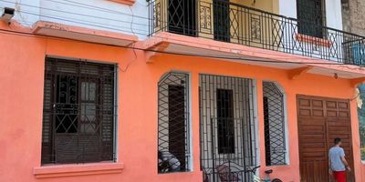 ¡Gran Oportunidad de Inversión en Santa Marta!  &iquest;Estás buscando un proyecto emocionante en el corazón de la historia? ¡Esta casa en venta es perfecta para ti! Ubicada en el centro histórico de Santa Marta, es ideal para desarrollar un proyecto hotelero, comercial o institucional. Características de la Propiedad:- Área Construida: 394 m&sup2;- Área del Lote: 262 m&sup2;- Distribución:- Primer Piso: Terraza, estudio, cocina, comedor, 3 salas, zona de labores, depósito, patio, baño auxiliar, alcoba con baño interno y 2 parqueaderos.- Segundo Piso: Balcón, 5 alcobas (2 con baño privado), patio y 2 baños auxiliares. Entorno Inmejorable:Disfruta de la hermosa Bahía de Santa Marta, paseos peatonales, una variedad de restaurantes, hoteles, el encantador Parque de los Novios y oficinas gubernamentales, todo a tu alcance. ¡Se escucha oferta! No dejes pasar esta oportunidad única de inversión. Contáctanos para más información y ven a conocer tu próximo gran proyecto. ¡Te esperamos!