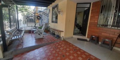 ¡Oportunidad de inversión! Casa con 2 apartaestudios independientes en venta  Si buscas una propiedad versátil y con alto potencial de rentabilidad, ¡esta es para ti! Casa reformada de 2 niveles con dos apartaestudios independientes, ideal para vivienda familiar o inversión. A pocos pasos de la Avenida el Libertador, cerca de supermercados, centros médicos y múltiples sitios de interés. En el primer piso: Terraza-parqueadero, sala, comedor, cocina integral, baño social, habitación y zona de lavandería. En el Segundo piso: 3 habitaciones (principal con baño y vestier), baño auxiliar.Dos apartaestudios independientes, cada uno con baño, cocina, sala-comedor, balcón y área de labores.  Ideal para generar ingresos adicionales o vivir cómodamente con espacios independientes. ¡Contáctanos ahora y asegura esta gran oportunidad!