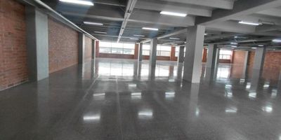 Codigo 29084. Local en arriendo ubicado en Medellin sector Guayabal Características:• 924,76 m² construidos • 1 nivel • 4 baños comunes • 4 baños privados• Puerta vidriera • Puerta peatonal • Altura: 4 metros• 12 parqueaderos privados • 4 parqueaderos de visitantes• 2 ascensores • Espacios abiertos y modulares • Servicios públicos disponiblesDescripción:Esta oficina en el sector de Guayabal, Medellín, combina amplitud, visibilidad y una localización estratégica perfecta para empresas de gran formato.Con un área total de 924,76 m² en un solo nivel, el inmueble ofrece espacios abiertos y modulares que se adaptan fácilmente a la operación de oficinas corporativas, call centers o centros administrativos. Su altura de 4 metros y ventanales vidriados aportan luminosidad natural y sensación de amplitud, favoreciendo el confort de los colaboradores.Entorno:– A pocos minutos de la Estación del Metro El Poblado– Vías principales: Avenida Guayabal y Calle 10– Cercano a la Terminal del Sur y al sector del Poblado– Rodeado de comercio, restaurantes y servicios empresariales– Zona de excelente conectividad y movilidad urbanaZonas comunes y facilidades:Dos ascensores, parqueaderos privados y de visitantes, acceso peatonal y vehicular independiente, entorno empresarial consolidado.Nota:Canon mensual: $67.636.440 + IVA