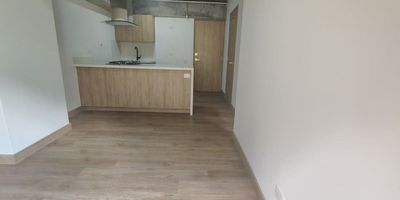 Codigo 29085. Apartamento en arriendo ubicado en El Retiro sector Puro CueroCaracterísticas: • 2 habitaciones (principal con vestier y baño privado) • 2 baños completos con cabinas en vidrio templado • Sala-comedor amplia y luminosa • Cocina integral abierta tipo americana con cubierta a gas y campana extractora • Mesón en Quarztone • Zona de ropas independiente • Balcón con vista verde • Parqueadero sencillo • Cuarto útil • Red de gas • Servicios públicos domiciliarios • Inmueble para estrenarDescripción: Disfruta de la tranquilidad y el diseño moderno en este apartamento para estrenar ubicado en el sector Puro Cuero de El Retiro. Con espacios funcionales, acabados contemporáneos y excelente iluminación natural, es ideal para quienes buscan equilibrio entre confort, naturaleza y acceso urbano.Los pisos en madera laminada y los baños en cerámica con detalles elegantes brindan una sensación cálida y moderna. El balcón con vista verde complementa la experiencia de vivir en un entorno natural sin alejarse del comercio y los servicios esenciales del municipio.Entorno: – Sector Puro Cuero, zona de alta valorización y ambiente campestre – Cercano a colegios, zona comercial y restaurantes – A minutos del parque principal de El Retiro – Fácil acceso hacia Llanogrande y RionegroZonas comunes: Portería 24 horas, lobby, coworking, gimnasio, salón social tipo social kitchen, zonas verdes, sauna, turco, zona BBQ, zona de mascotas y un exclusivo bio rooftop ideal para meditar o disfrutar del paisaje.Nota: Canon mensual: $2.400.000 Apartamento nuevo Se aceptan mascotas.Vive la serenidad y el confort de El Retiro en un proyecto pensado para el bienestar y la conexión con la naturaleza.
