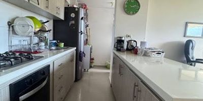 Apartamento de 82 metros aproximadamente ubicado en la mota el cual cuenta con, 3 habitaciones, 3 closet, 2 baños, sala comedor, cocina integral, red de gas, zona de ropas, piso en ceramica.