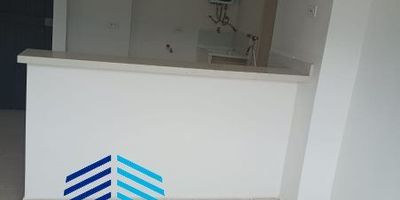 Arrienda apartamento,2 alcobas con closet, 1 baño, sala comedor, cocina integral, red de gas, calentador a gas, piso en porcelanato, cuarto útil, ascensor, portería 24 horas, parqueadero moto,área 32 metros