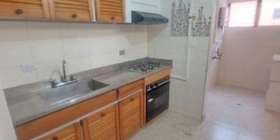 Apartamento de 105 metros aproximadamente ubicado en laureles el cual cuenta con, 3 habitaciones, 3 closet, 2 baños, sala comedor, cocina integral, red de gas, zona de ropas, calentador a gas, balcón, ventanal, piso en baldosa granito. En edificio con conserje, ascensor, shut de basuras, parqueadero, citófono. 