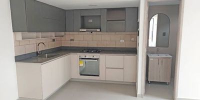 Apartamento dúplex de 150 metros aproximadamente ubicado en Simón bolívar el cual cuenta con, 3 habitaciones, 2 closet, 1 vestir, 3 baños, sala comedor, cocina integral, red de gas, zonas de ropas, calentador a gas, balcón, ventanal, piso en cerámica.
En edificio con video portero, ascensor, shut de basuras, parqueadero para 1 moto.