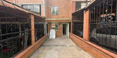 Casa en arriendo - Bello, sector Niquia. 
Este inmueble cuenta con excelente ubicación y acceso a buenas rutas de transporte. 

Distribución del inmueble. 
Sala comedor. 
3 alcobas, (2 con clóset). 
2 baños sociales. 
Cocina integral con red de gas.
Patio. 
Parqueadero descubierto. 

Ubicado en el sector residencial de Niquia, un lugar tranquilo con excelente conectividad, cercano a rutas de transporte público e integrado al sistema Metro. 

Fácil acceso a comercios, colegios y zonas verdes.