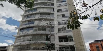 Se vende oficina de <strong>30 m²</strong> en el Centro de Negocios ubicada en un sector exclusivo de la ciudad de Pereira, sobre la calle 14 en Los Álamos, al alcance del sistema financiero de la avenida circunvalar, próximo a los mejores restaurantes de la ciudad y centros comerciales, cercano al edificio DIAN, <strong>Universidad Tecnológica</strong>de Pereira, el <strong>Terminal de Transportes</strong> y el Cable Aéreo.


Torre de 11 pisos, 88 oficinas con baño, cocineta, terraza, vigilancia privada 24/7 y locales comerciales. Combinación perfecta entre exclusividad y confort: Bahía de acceso para descarga de pasajeros, parqueaderos de visitantes, 1 parqueadero, Lobby doble altura, control del acceso a las oficinas con molinetes y registro inteligente, Salas de Confort (En cada piso para espera de visitantes), Salón de reuniones (con capacidad para 30 personas al acceso de todas las oficinas), Dos ascensores de alta velocidad (con capacidad para 750 Kg, 10 personas aproximadamente). Diseñado para su seguridad y tranquilidad: Planta eléctrica de suplencia total y transferencia automática, red de detección y extinción de incendios, escaleras de emergencia con puertas cortafuego y cerradura anti pánico, control vehicular de acceso sistematizado en los sótanos del edificio, circuito cerrado de Tv y monitoreo las 24 horas en zonas comunes, cuarto de control de todos los sistemas del edificio, baños públicos en cada piso, cuarto para equipos de aire acondicionado, Shut de basura de doble descarga (Residuos orgánicos y residuos reciclables), 360° de vista panorámica, con muy buena iluminación. Diseño contemporáneo.
