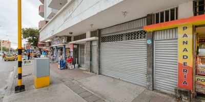 Se arrienda LOCAL-BODEGA amplia de dos niveles ubicado sobre la 22  o Santa Rita  con carrera QUINTA, en PLENO CENTRO  de la ciudad de Santa Marta, en el CORAZON DEL COMERCIO DE LA CIUDAD. El primer nivel tiene un área de 271 m2 y el segundo nivel 444 m2. La bodega tiene uso para deposito, almacenes, taller de impresión,, etc. Canon + IVA.  EL ENTORNO TIENE TIENDAS, ALMACENES, SUPERMERCADOS,  DROGUERIAS, ALMACENES DE CADENA,  Y MAS.